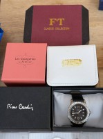 Auktion 372<br>6 K&auml;stchen mit Quartz-Uhren, wohl alle ungetragen, Paar -Uhren "FT" Herrenuhr l&auml;uft in Kasten, Paar-Uhren Pierre Cardin in Kasten, "HV" mit gr&uuml;nen Band und klaren Steinen, Jette Uhr mit klaren Steinen in Kasten, Esprit Uhr mit klaren Steinen in Kasten, Swatch Uhr von 2007 mit klaren Steinen in Display