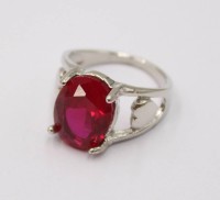 Auktion 372<br>Ring, versilbert, mit ca. 6,4 Karat Rubin, ca. RG 53