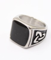 Auktion 372<br>versilberter Herren-Ring, schwarze Platte, RG 60