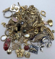 Auktion 372<br>gr. Lot Double-Schmuck mit viel Strass und Farbsteinen, Colliers, Ketten, Armketten, Broschen,Ohrstecker etc. usw.,  ca. 1,8 kg, tw. ungetragen
