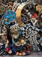 Auktion 372<br>Koffer voll Modeschmuck, gesamt ca. 15,4 kg (Koffer wohl 2-3 kg?), viel Strass, Double, viele Steinketten