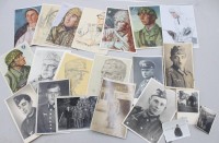 Auktion 372 / Los 7056 <br>Fotos aus der Zeit des 2. WK sowie Propaganda-Postkarten diese wohl auch aus der Zeit