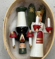 Auktion 372<br>Erzgebirge Paar  Miniatur Kerzenhalter, in orig. Spanschachtel, diese H-3 cm, 5,5x4,5 cm