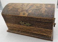 Auktion 372<br>gr. Holz-Schatzk&auml;stchen mit Brandmalerei, Boden dat. 24.Dez. 1895, Messinggriffe, H-18 cm, 17x25 cm