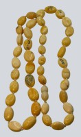 Auktion 372<br>helle Bernstein-Halskette in Olivenform, L-64 cm, 19,6 gr
