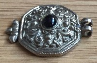 Auktion 372<br>Versilberter vintage Anh&auml;nger mit schwarzem cabochon-Stein,filigranes Ornamentdesign