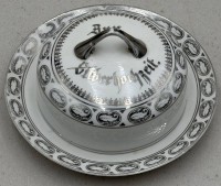 Auktion 372<br>Butterglocke "Zur Silberhochzeit", links am Rand kl. Chip, D-17 cm