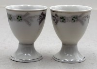 Auktion 372<br>2 Jugendstil-Eierbecher mit Silberhochzeits-Dekor, tw. Emailledekor, H-6 cm