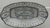 Auktion 372<br>ovale Brotschale "Zur Silberhochzeit", Durchbruchrand, H-5,5 cm, ca. 31x20 cm