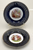 Auktion 372<br>2 Zierteller mit A. Kaufmann Motiven mittig, Durchbruchrand, Kobalt und Gold, D-23 cm, Blaumarke, D-ca. 23 cm