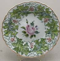 Auktion 372<br>gr. Meissen Reliefteller, mit Bl&auml;ttern und Beeren, zentrale Rose, Knaufschwerter, 2.Wahl, um 1870, restauriert, D-29 cm