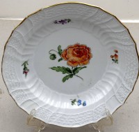 Auktion 372<br>Suppenteller von Meissen, Blumen und Ozier, Knaufschwerter durchschliffen, D-22 cm, Goldrand etwas berieben
