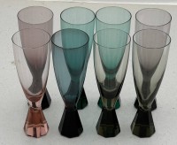 Auktion 372<br>8 Sektgl&auml;ser, "Friedrich" 50 er Jahre, Glas get&ouml;nt, Stand Facettiert, H-19 cm