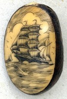 Auktion 372<br>mit Segelschiff gravierte Tagua-Nuss aus Ecuador,  H-ca. 4,7 cm, wohl &auml;lter?