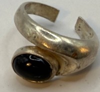 Auktion 372<br>offener Designerring-835- mit schwarzen Stein, sign. PG, 6,43 gr
