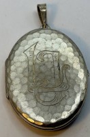 Auktion 372<br>gr. Alpacca Medaillon mit Ziermonogramm und Hammerschlagdekor, 6x3,5 cm