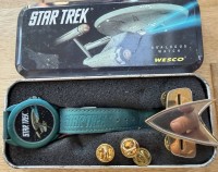Auktion 372<br>Star Trek Armbanduhr von Wesco aus den 1990er Jahre in orig. Blechdose mit Komunikator Abzeichen und 3 Kn&ouml;pfe, Quartz, Altersspuren