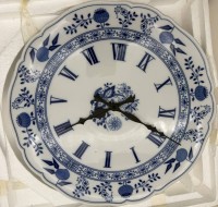 Auktion 373 / Los 2001 <br>gr. Porzellan-K&uuml;chenwanduhr "Hutschenreuther" Zwiebelmuster blau in orig. Karton, D-32 cm, Batteriewerk l&auml;uft
