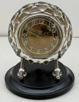 Auktion 373<br>Sowjetische Vintage Uhr Mayak. UdSSR. 1960-70. Jahre, mechan. Werk l&auml;uft an, facettiertes Kristall-Glasgeh&auml;use, Bakelitstand, H-ca. 22 cm