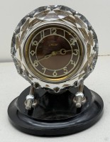Auktion 373<br>Sowjetische Vintage Uhr Mayak. UdSSR. 1960-70. Jahre, mechan. Werk l&auml;uft an, facettiertes Kristall-Glasgeh&auml;use, Bakelitstand, H-ca. 22 cm,