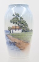 Auktion 373 / Los 8003 <br>kl. Vase, Royal Copenhagen, Haus an K&uuml;ste, ca. H-12,5cm