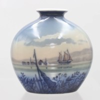 Auktion 373 / Los 8004 <br>kl. Vase, Dahl Jensen Copenhagen, maritimes Motiv, Schleifstrich, ca. H-10cm