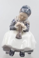 Auktion 373 / Los 8014 <br>Porzellanfigur, strickendes Amager M&auml;dchen, Royal Copenhagen, Entw. Lotte Bentner, Modellnr. 1314, ca. H-14,5cm