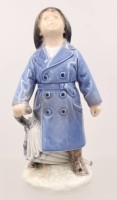 Auktion 373 / Los 8021 <br>Junge mit Regenschirm, Royal Copenhagen, polychrome Unterglasurmalerei, Entw. Adda Bonfils, Modellnr. 3556, H-18cm, ein Schleifstrich