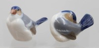 Auktion 373 / Los 8028 <br>Royal Copenhagen Finkenpaar, Entw. Peter Herold, Unterglasurfarben, ca. H-4,5cm
