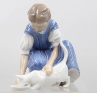 Auktion 373 / Los 8039 <br>Bing &amp; Gr&oslash;ndahl Porzellanfigur, M&auml;dchen mit Katze, Modellnr 1745, Entw. Ingeborg Plockross Irminger. ca. H-13,5cm