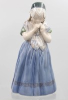 Auktion 373 / Los 8041 <br>Amager M&auml;dchen, Royal Copenhagen, Entw. Lotte Benter, Modellnr. 1323, polychrom bemalt in Unterglasurfarben, H-20 cm
