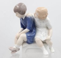 Auktion 373 / Los 8043 <br>M&auml;dchenpaar auf Bank, Bing und Gr&ouml;ndahl, Entw. Claire Weiss, ca. H-13,5cm