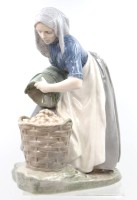 Auktion 375<br>ROYAL COPENHAGEN Porzellanfigur "Frau beim Kartoffeln sammeln", Entw. CHRISTIAN THOMSEN, Modellnr. 1549, ca. H-27,5cm