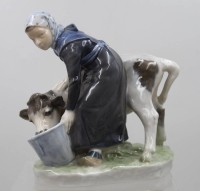 Auktion 373 / Los 8050 <br>M&auml;dchen, das ein Kalb aus einem Eimer f&uuml;ttert, Royal Copenhagen, Entw. Christian Thomsen, Modellnr. 779, H-16cm, L-17cm