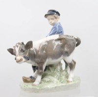 Auktion 373<br>Junge mit st&ouml;rrischem Kalb, Royal Copenhagen, Entw. Christian Thomsen, Mod.Nr. 772, polychr. Bemalung in Unterglasurfarben, H-16,5cm B-17cm