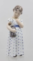 Auktion 373<br>M&auml;dchen mit Puppe, Royal Copenhagen, Entw. Adda Bonfils, Modellnr. 3539, ca. H-14,5cm