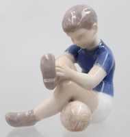 Auktion 373<br>Knabe mit Ball,  Bing &amp; Gr&ouml;ndahl, Entw.  Claire Weiss, Modellnr. 2374, H-12cm