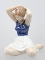 Auktion 373<br>Sitzendes M&auml;dchen, Royal Copenhagen, Entw. John Galster, Modellnr. 4648, 3 Schleifstriche, H-12cm