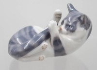 Auktion 373<br>Royal Copenhagen Porzellanfigur, spielende Katze, Entw. Theodor Madsen, Modellnr. 727, ca. H-6cm