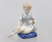 Auktion 373<br>Junge mit Hund, Carl Schneider Erben aus Gr&auml;fenthal, Unterglasurfarben, ca. H-9,5cm