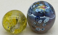 Auktion 373 / Los 10001 <br>2x Glas Paperweights, H-5,5 und 8 cm, Gebrauchsspuren