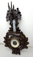 Auktion 373 / Los 16001 <br>jagdlicher Wandbarometer mit Hirschkopf und Gewehr beschnitzt, Fa. Schellhorn, Rostock, H-47 cm