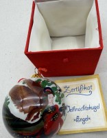 Auktion 373<br>Handgemalte Weihnachtskugel in Kasten, ehem. Werbegeschenk Weingut Niederth&auml;ler Hof, H-8,5 cm