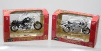 Auktion 373 / Los 12001 <br>2x div. Burago Motorrad-Modelle, BMW und Triumph, 1:18, orig. Kartons