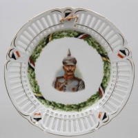 Auktion 373<br>Alter  patriotischer Porzellanteller aus der Zeit des Ersten Weltkriegs,