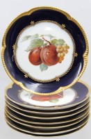 Auktion 373<br>8 Obstteller von Krautheim mit verschiedenen Obstmotiven in Kobaldblau und Gold .