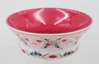 Auktion 373 / Los 10005 <br>Der obere Teil einer b&ouml;hmischen Aufsatzschale im ,, White cut to Cranberry '' Stil 