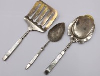 Auktion 373 / Los 11006 <br>3 x diverse Vorlegeteile mit Perlmuttgriffen Versilberung teilweise stark berieben .