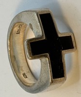Auktion 373 / Los 1034 <br>massiver Silberring-925- "Esprit"  mit schwarz eingelegten Kreuz, ein Ende besch&auml;digt, 14,19 gr., RG 60