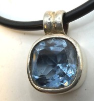 Auktion 373 / Los 1036 <br>mass. Silber-925- Flyer (5 gr.) mit blauen, facett. Stein,Kautschukband mit Silberschliesse